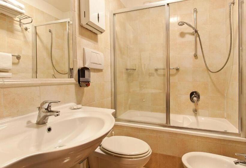 اتاق استاندارد سه نفره, Stromboli