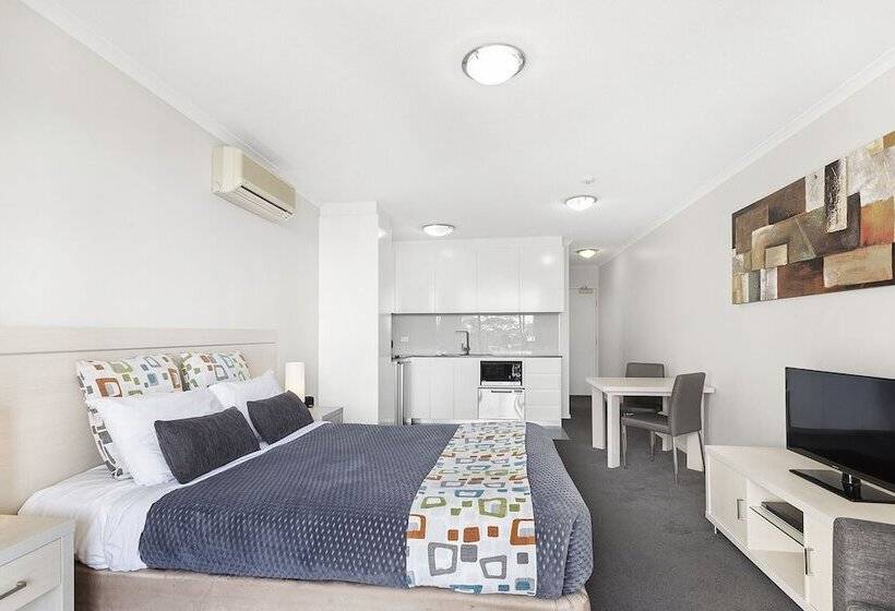 استودیوی لوکس, Landmark Resort