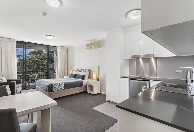 استودیوی لوکس, Landmark Resort