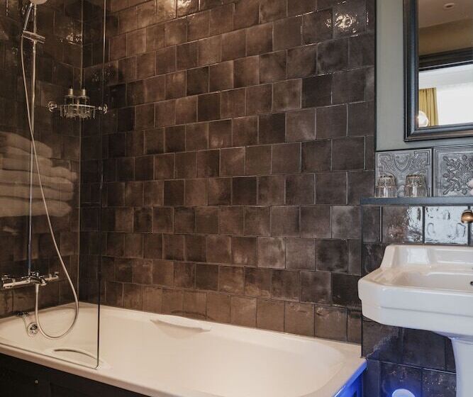 수피리어 룸, The Sanctuary House