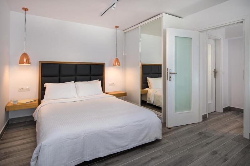 小型套房, Thireas