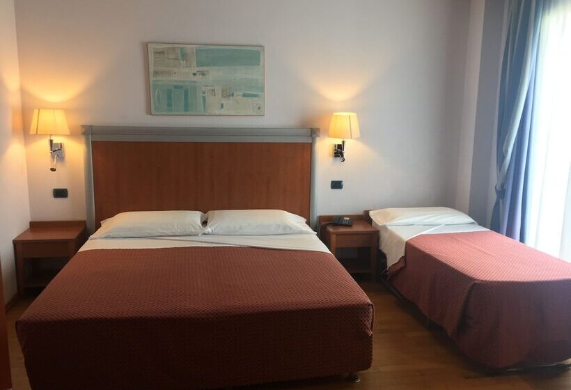 חדר סטנדרט לשלושה, West Florence