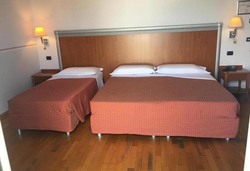 חדר סטנדרט לשלושה, West Florence