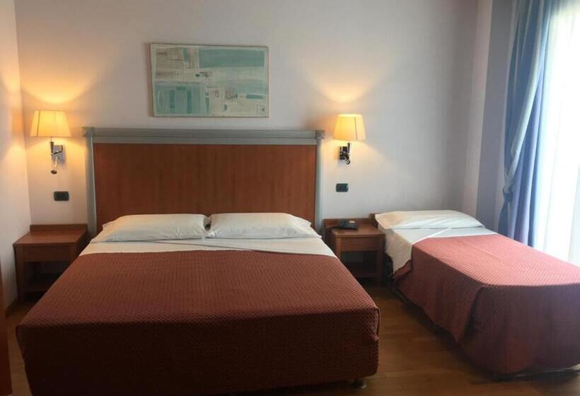 חדר סטנדרט לשלושה, West Florence