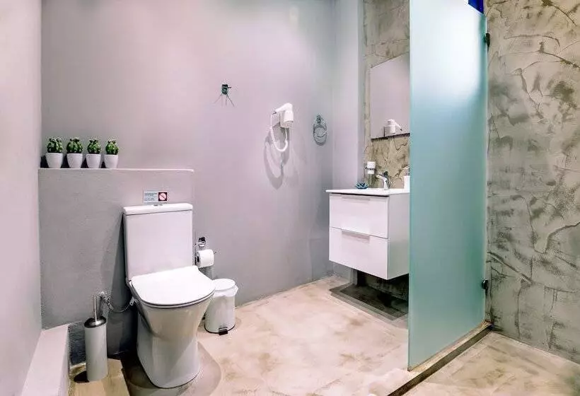 نمای استخر اتاق استاندارد چهارنفره, John S Rooms & Studios