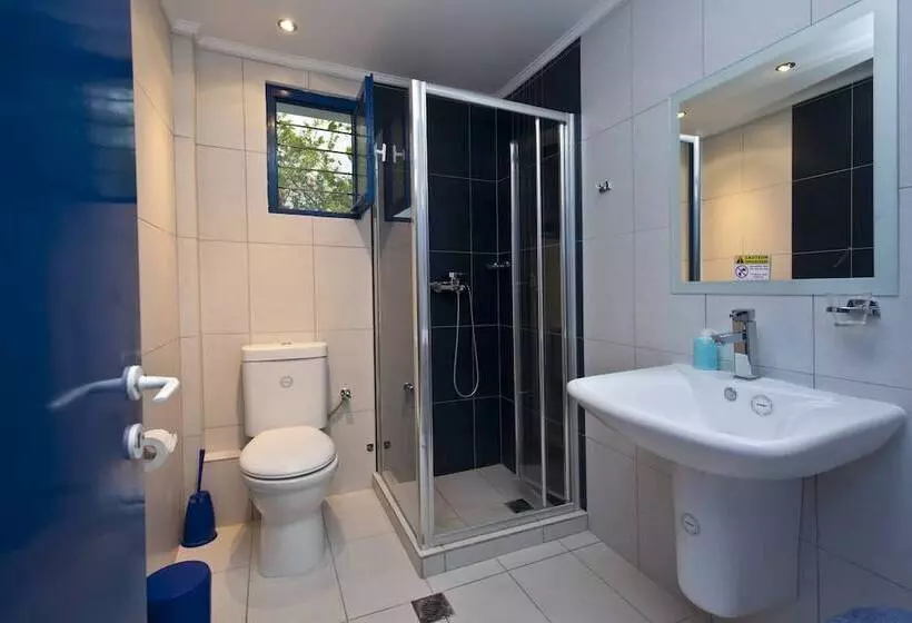 اتاق استاندارد سه تخته با چشم‌انداز استخر, John S Rooms & Studios