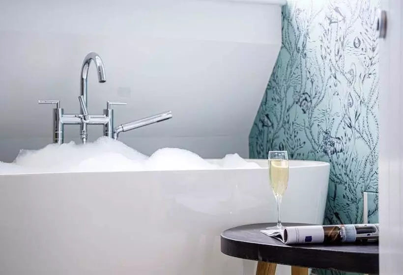 Suite, Barnett Hill