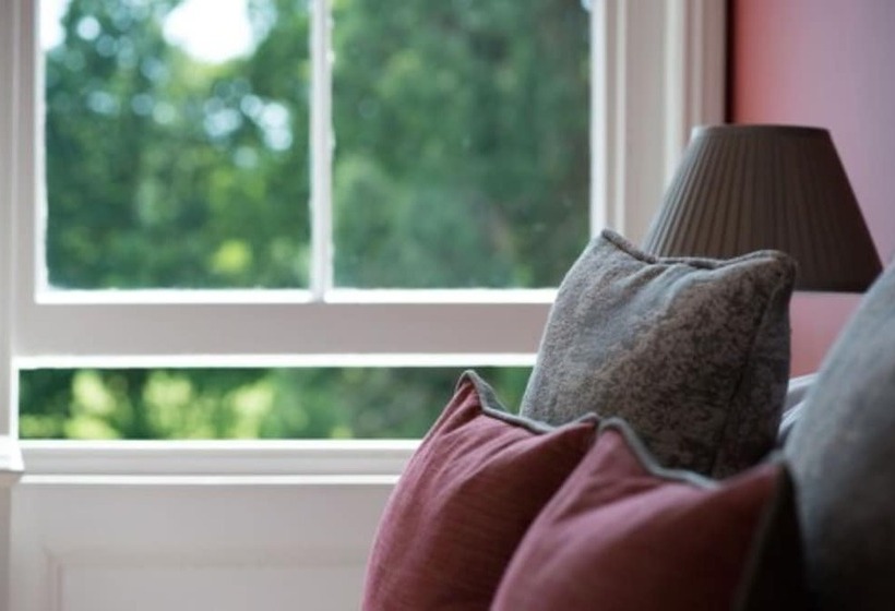 חדר בסיסי, Bartley Lodge