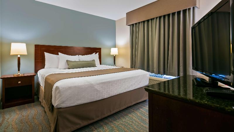 מיטת קינג בסוויטה, Best Western Rocky Mountain House