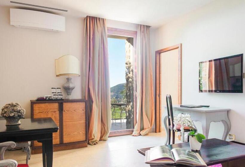 جناح مزود بتراس, Castello Di Velona Resort, Thermal Spa & Winery