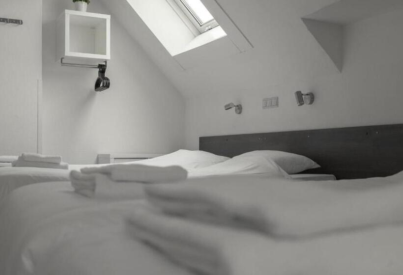 اتاق استاندارد چهار تخته, De La Bourse