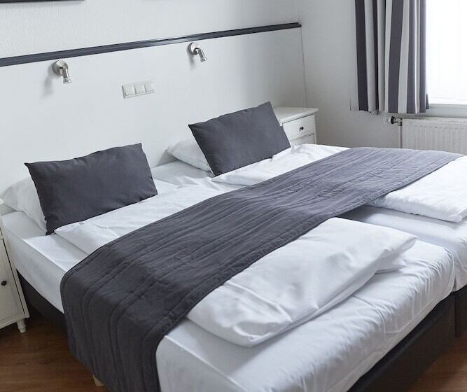 اتاق استاندارد سه نفره, De La Bourse