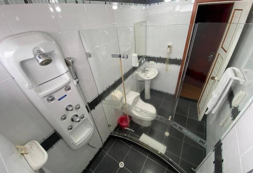 带大床的标准间, Don Saul