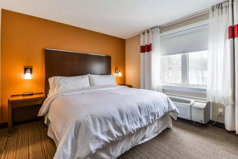 キングサイズベッドのスイートルーム, Four Points By Sheraton Barrie