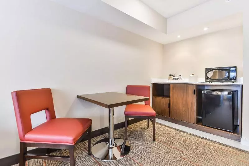 キングサイズベッドのスイートルーム, Four Points By Sheraton Barrie