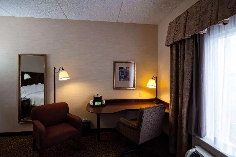 キングサイズベッドのスタンダードルーム, Hampton Inn By Hilton Napanee