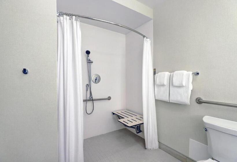 غرفة قياسية لذوى الاحتياجات الخاصة, Holiday Inn Express Whitby Oshawa, An Ihg