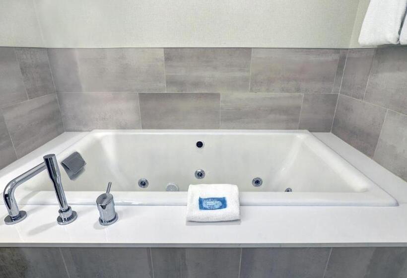 سوئیت با تخت بزرگ, Holiday Inn Express Whitby Oshawa, An Ihg