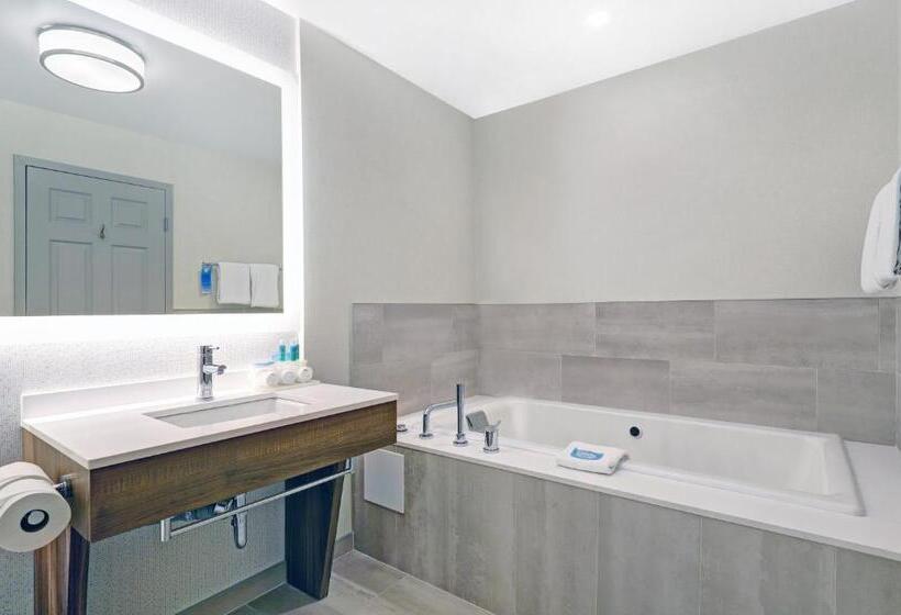 带大床的套房, Holiday Inn Express Whitby Oshawa, An Ihg