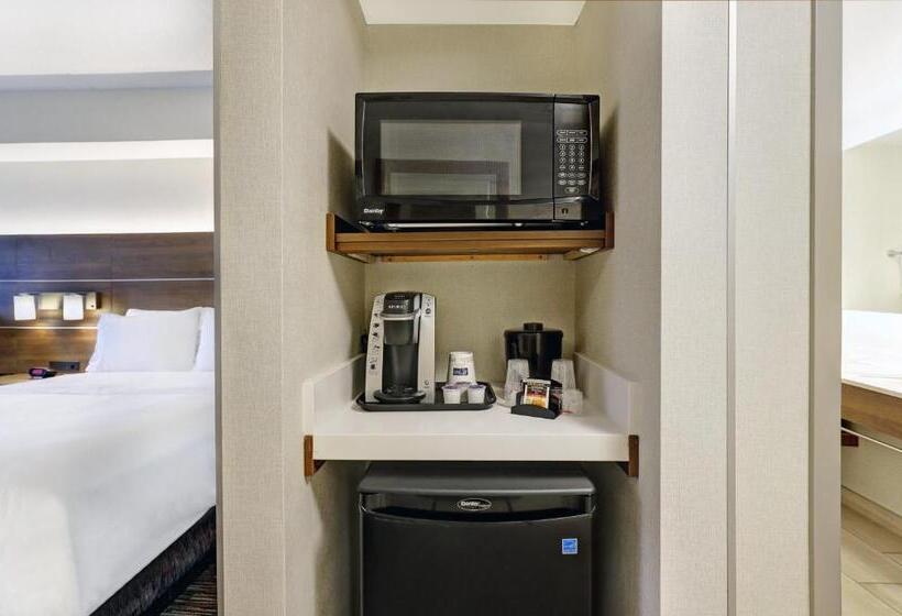 带大床的行政房间, Holiday Inn Express Whitby Oshawa, An Ihg