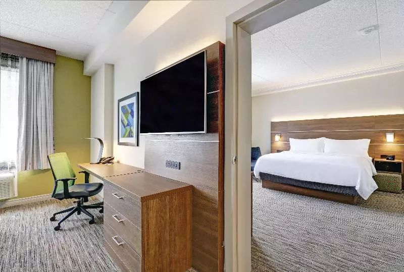 キングサイズベッドのスイートルーム, Holiday Inn Express Whitby Oshawa, An Ihg