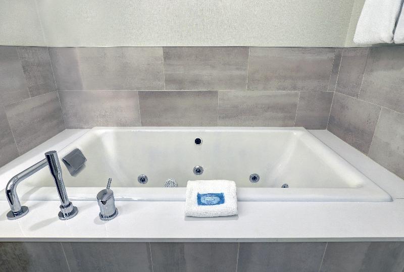 سوئیت با تخت بزرگ, Holiday Inn Express Whitby Oshawa, An Ihg