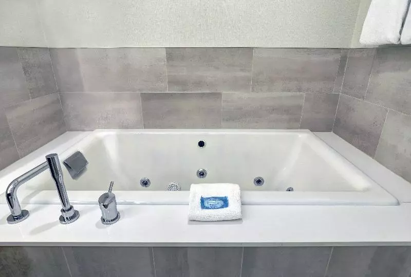 キングサイズベッドのスイートルーム, Holiday Inn Express Whitby Oshawa, An Ihg