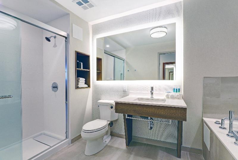 带大床的套房, Holiday Inn Express Whitby Oshawa, An Ihg