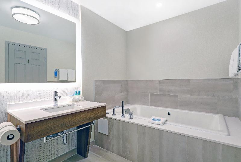 جناح سرير كينج, Holiday Inn Express Whitby Oshawa, An Ihg