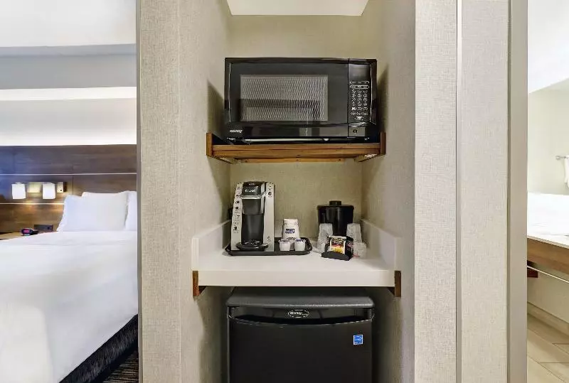 身障者適用キングサイズベッドルーム, Holiday Inn Express Whitby Oshawa, An Ihg