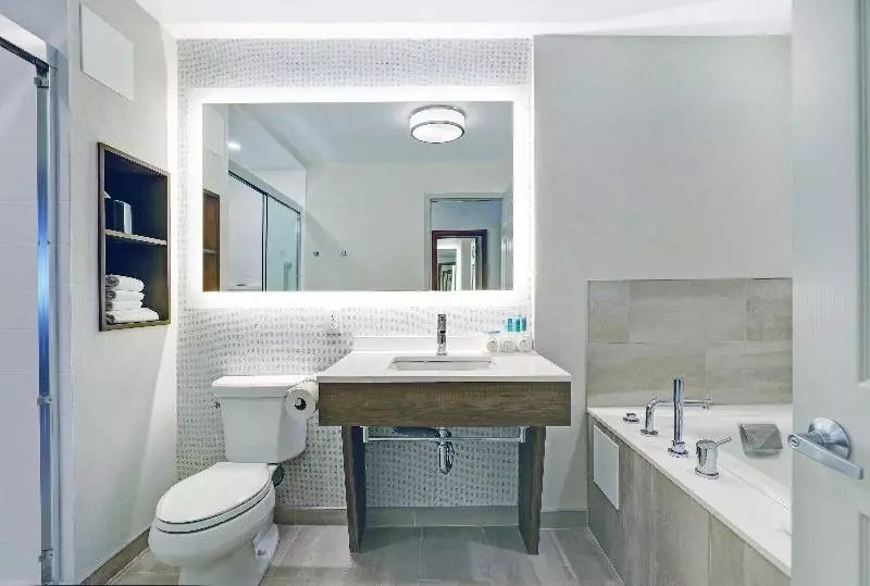 身障者適用キングサイズベッドルーム, Holiday Inn Express Whitby Oshawa, An Ihg