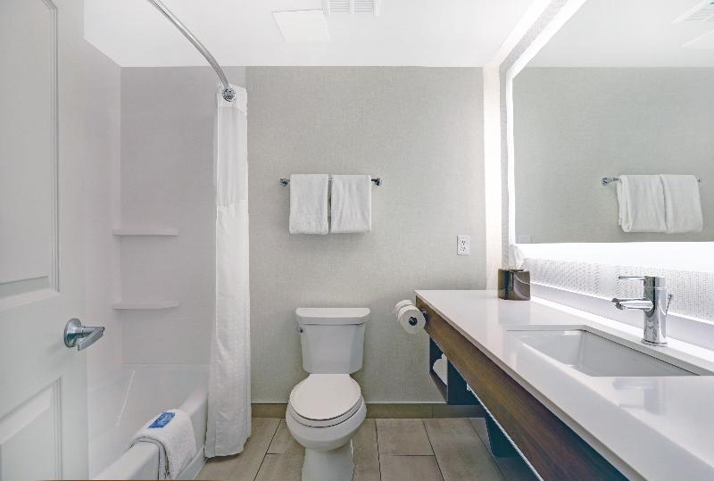 带大床的行政房间, Holiday Inn Express Whitby Oshawa, An Ihg