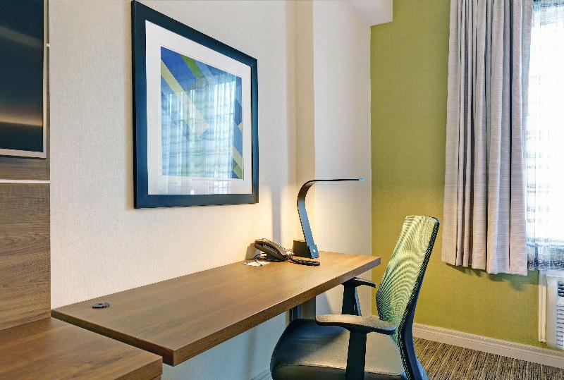 带大床的行政房间, Holiday Inn Express Whitby Oshawa, An Ihg