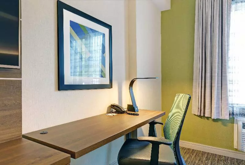 キングサイズベッドのスタンダードルーム, Holiday Inn Express Whitby Oshawa, An Ihg
