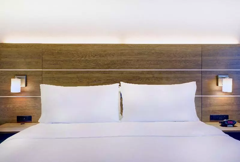 キングサイズベッドのスタンダードルーム, Holiday Inn Express Whitby Oshawa, An Ihg
