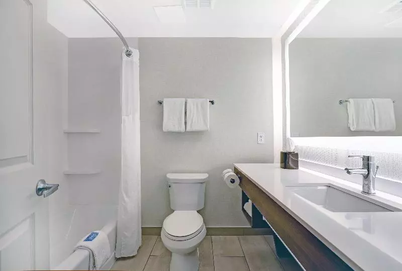 キングサイズベッドのスタンダードルーム, Holiday Inn Express Whitby Oshawa, An Ihg