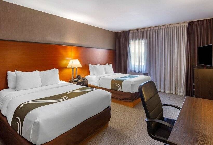 带2个双人床的标准工作室, Quality Inn Toronto Airport