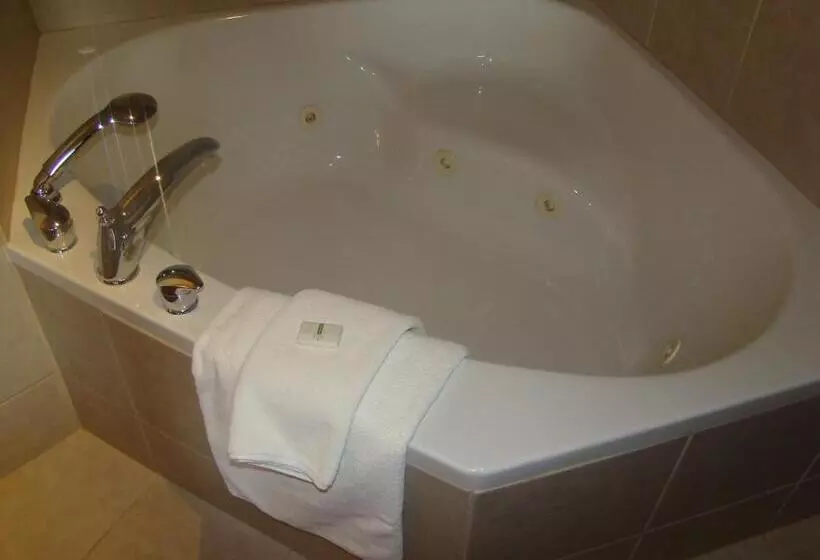 キングサイズベッドのデラックススイート, Super 8 By Wyndham Sainte Agathe Des Monts