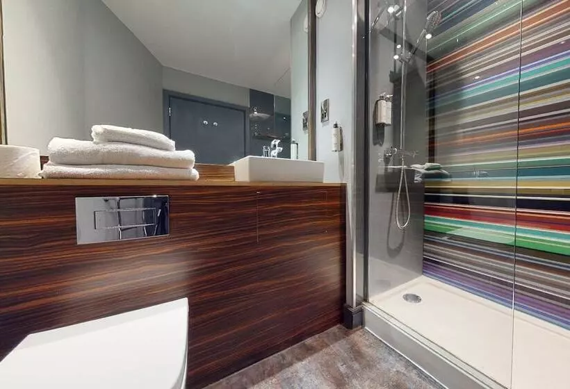 اتاق استاندارد, Village Hotel Swansea