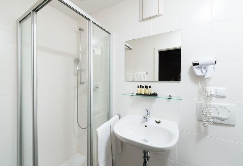 Номер Стандарт Трехместный, Munich Inn  Design