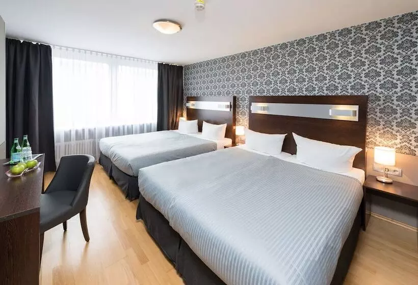اتاق استاندارد چهار تخته, Munich Inn  Design