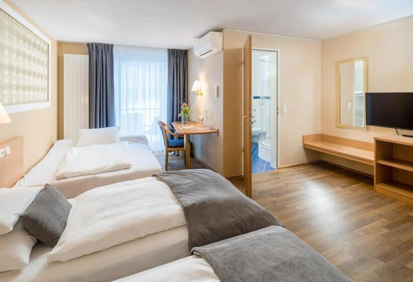 חדר סטנדרט לשלושה, Classic