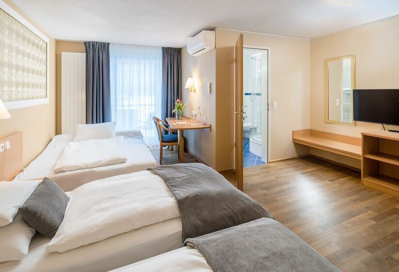 חדר סטנדרט לשלושה, Classic