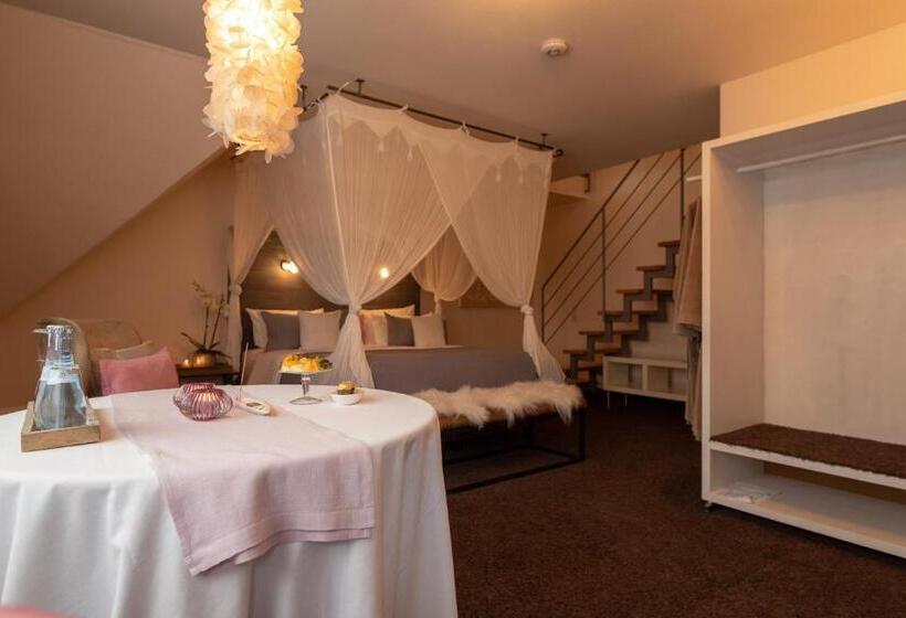 Suite Familiar, Princess Self Check In