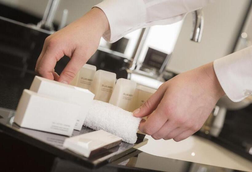 高级大房间, René Bohn