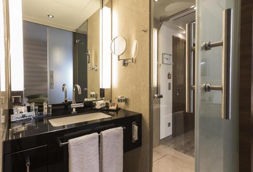 豪华房间, René Bohn