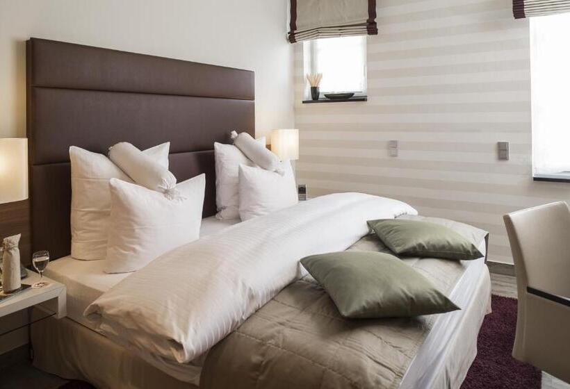 豪华房间, René Bohn