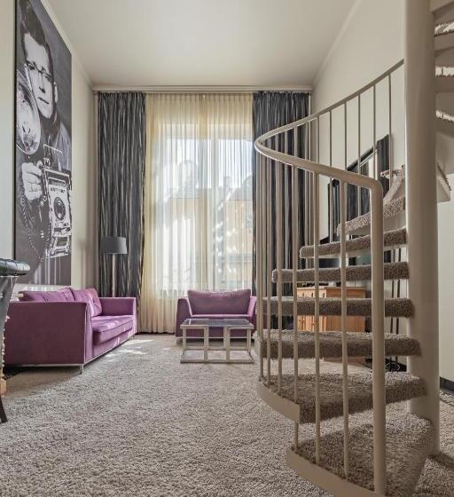 Полулюкс, Stage 47