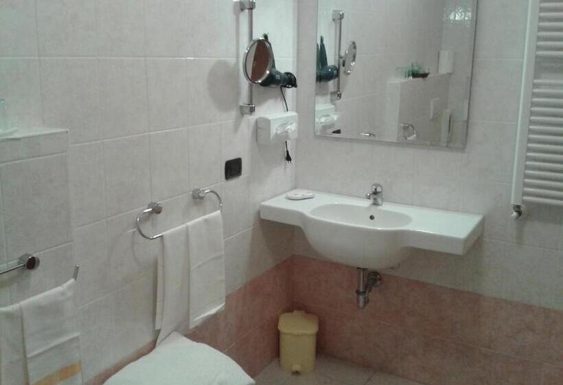 חדר סטנדרט לשלושה עם מרפסת, Garden Hotel Tabiano