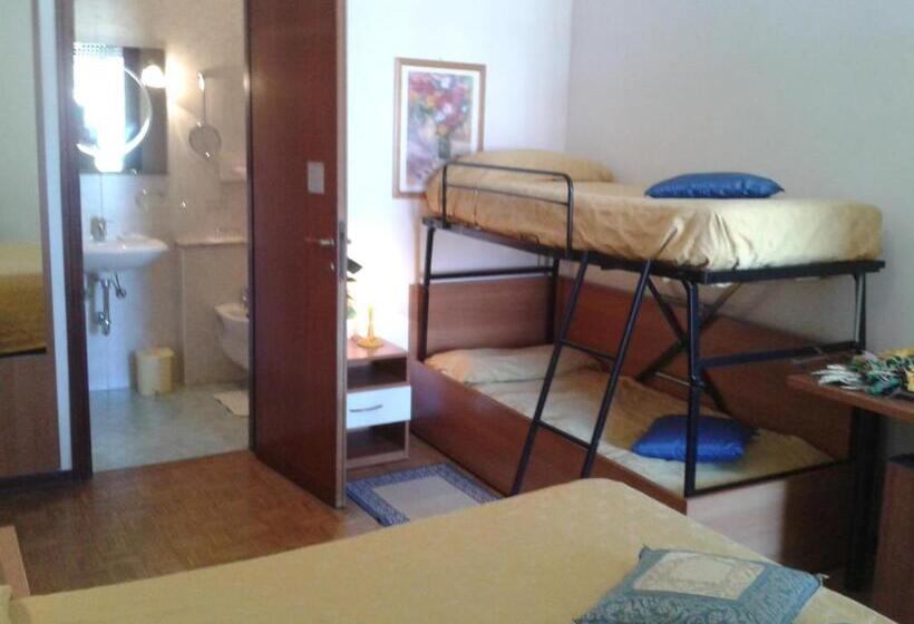 חדר סטנדרט לשלושה עם מרפסת, Garden Hotel Tabiano